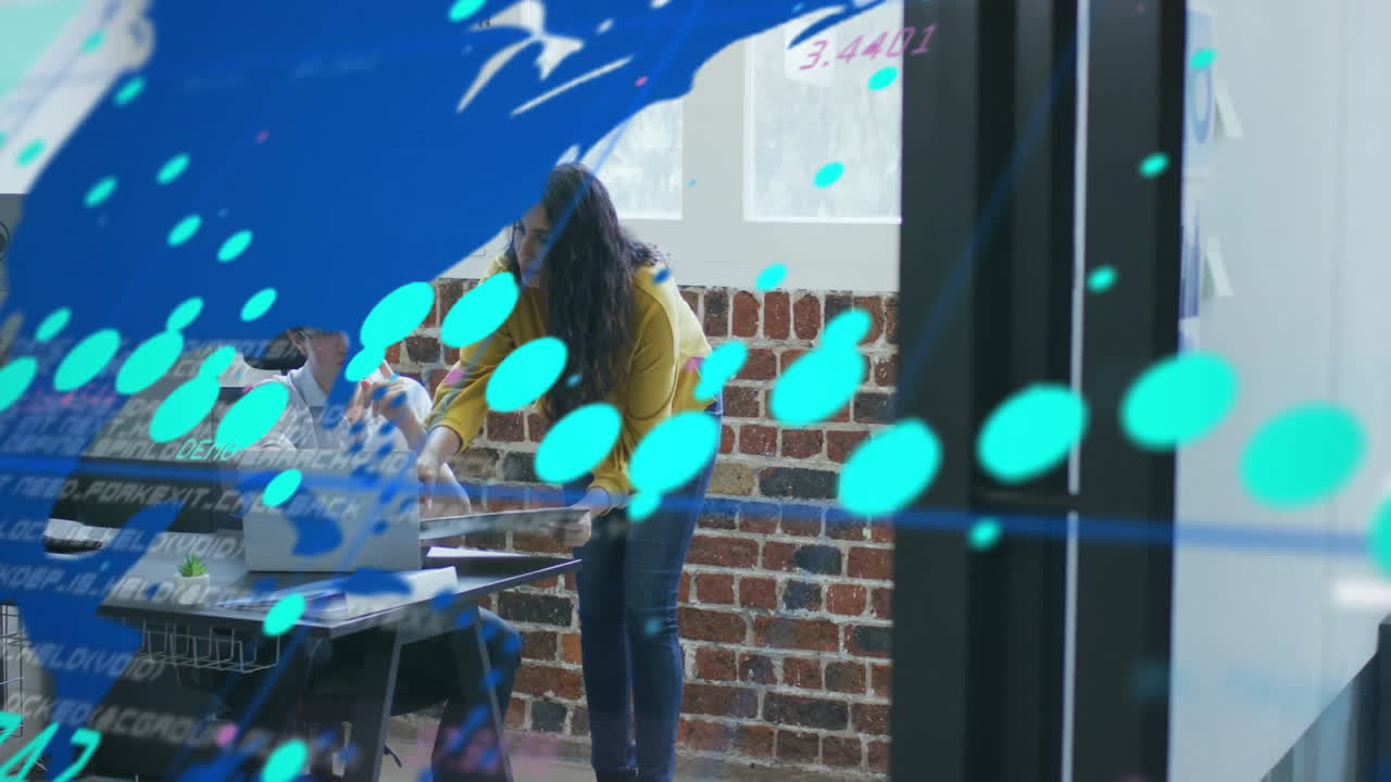 사무실에서 다양한 사업가들에 대한 금융 데이터 처리의 활성화