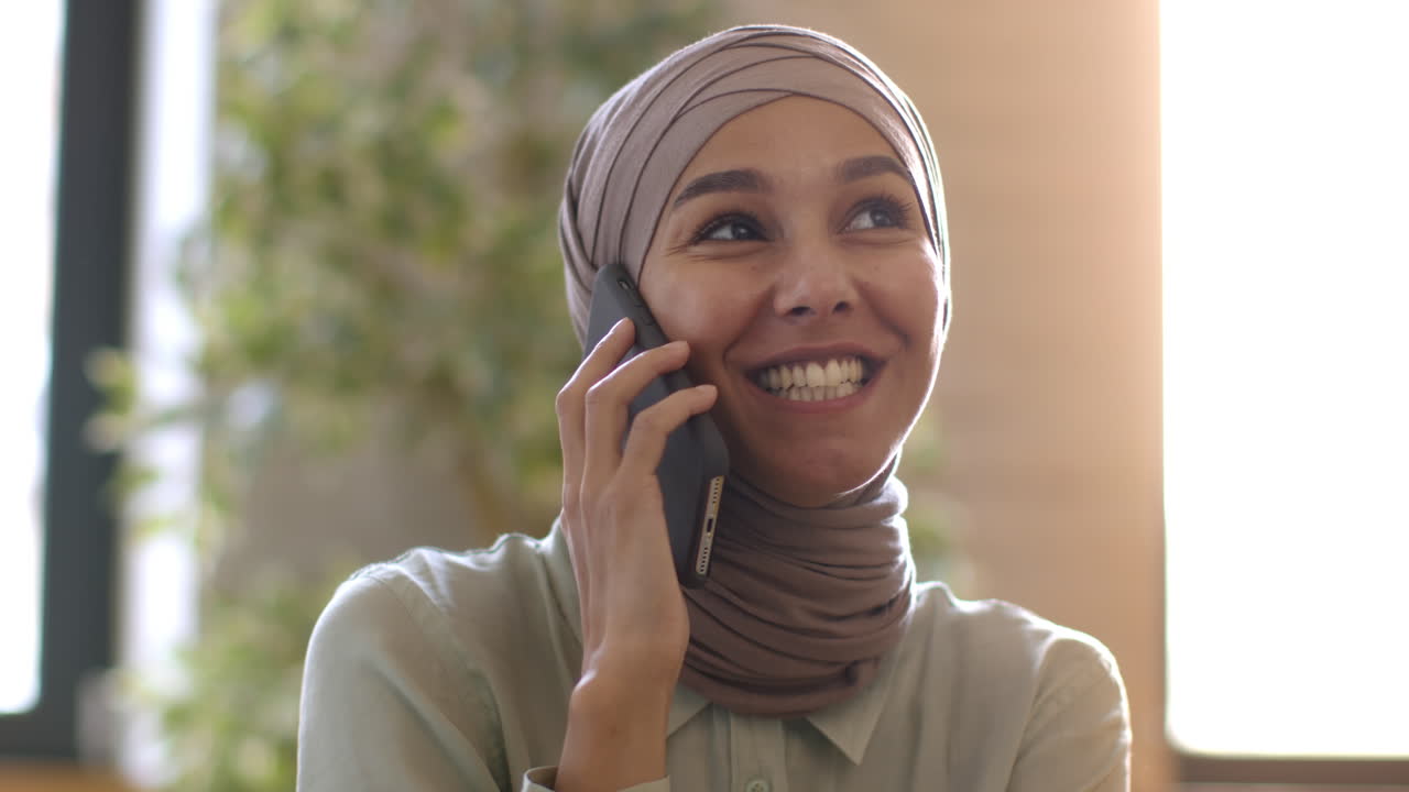 Kvinde taler i telefon