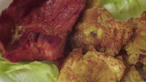 Detailaufnahme-Des-Peruanischen-Dschungels-Mit-Patacones-Oder-Tostones,-Salat-Und-Cecina