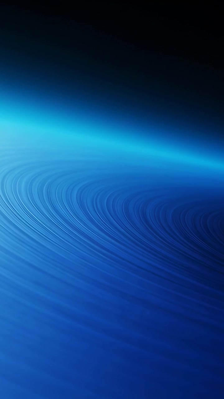 Video verticale: Superficie animata ad anelli blu con luce che cambia in CGI, banda ciano e sfumatura blu navy.