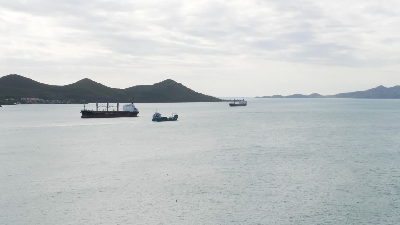 뉴칼레도니아의 노메아 항구에 있는 상업 선박