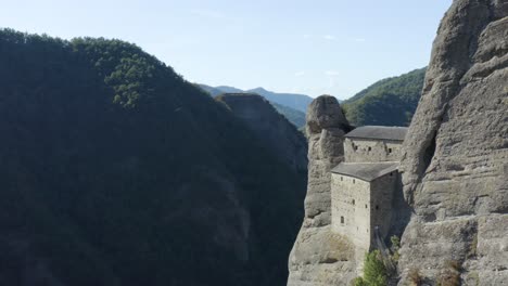 antiguo castillo en una montaña cerca de genova, liguria, italia