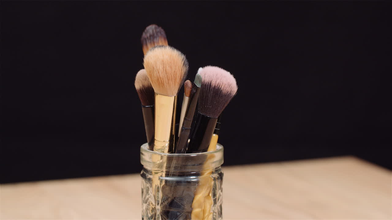 Makeupbørstesæt på bord roterende 4