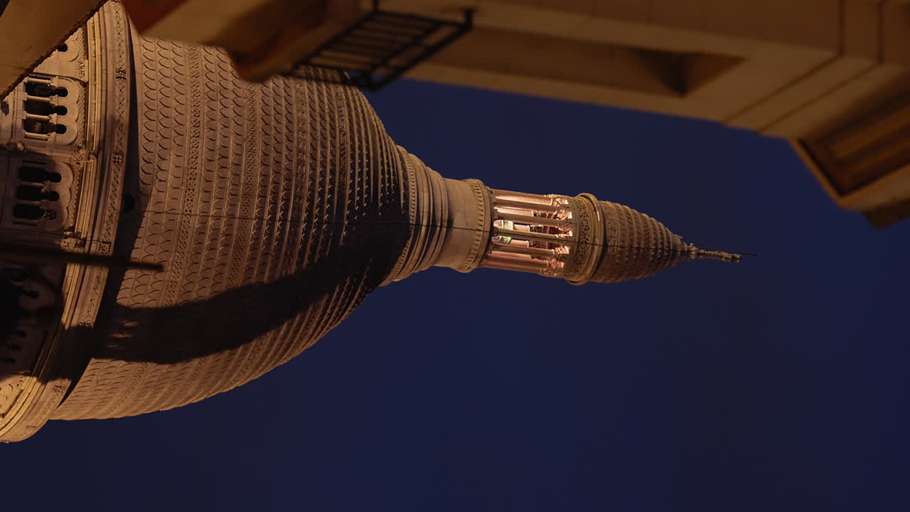 밤에 몽마르트르의 아름다운 조명 전망, 천천히 위로 기울어, 수직