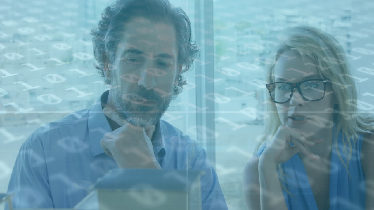 animación del procesamiento de datos sobre diversas personas de negocios que trabajan en la oficina