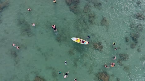 Vista-Desde-Drones-Remando-En-La-Playa-De-Hon-Chong,-Ciudad-De-Nha-Trang,-Provincia-De-Khanh-Hoa,-Vietnam-Central