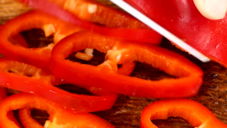 cortar las rebanadas de pimienta roja