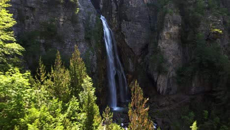 Revelación-Cinematográfica-De-La-Maravillosa-Cascada-En-La-Montaña-Rocosa-Contra-Los-árboles-Del-Bosque-En-Teth,-Albania