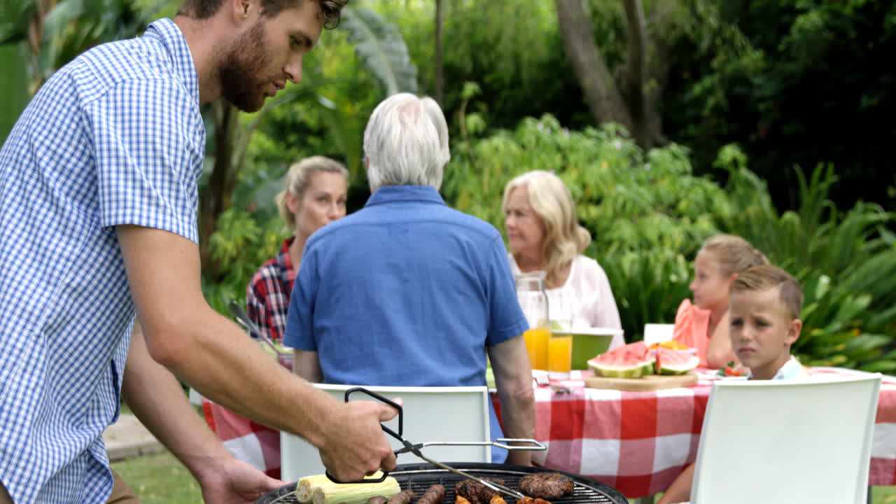familia feliz haciendo una barbacoa juntos