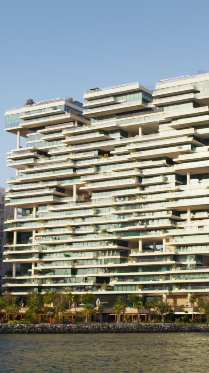 Maravilha Arquitetônica Moderna na Orla