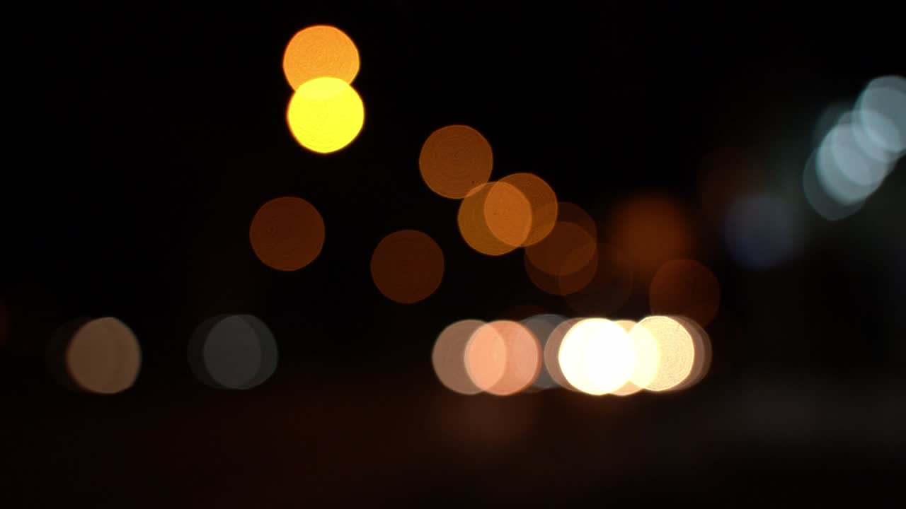 círculo borroso bokeh tráfico en la carretera por la noche