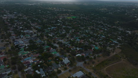 Vista-De-ángulo-Alto-Del-Distrito-Residencial.-Casas-Unifamiliares-Con-Jardines-Y-Frondosos-árboles.-Puerto-Elisabeth,-Sudáfrica