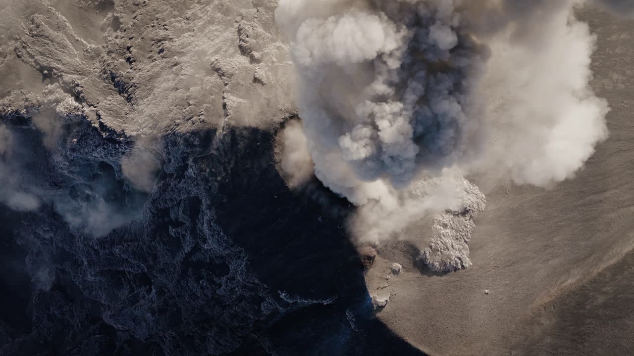 Fugleperspektiv af Fuego-vulkanens krater under et eksplosivt askeudbrud i Guatemala