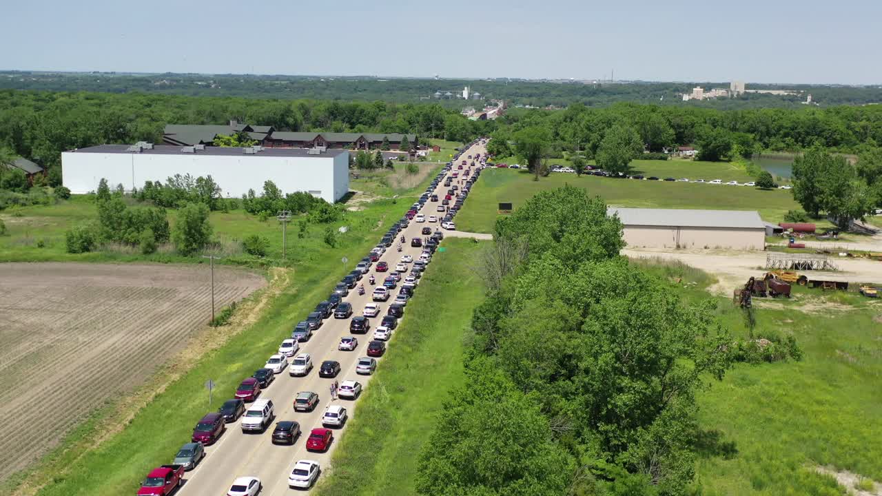 aerial view of cars lined up down the road parking at starved rock lodge, state park