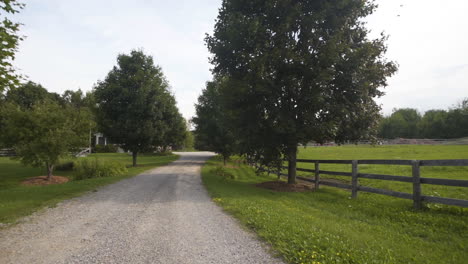 Wandern-Auf-Einem-Schotterweg-Auf-Einem-Wunderschönen-Bauernhof