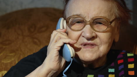 mujer anciana con gafas tomando una llamada