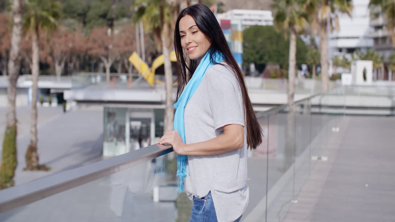 hermosa joven mujer sonriente en pasar por alto