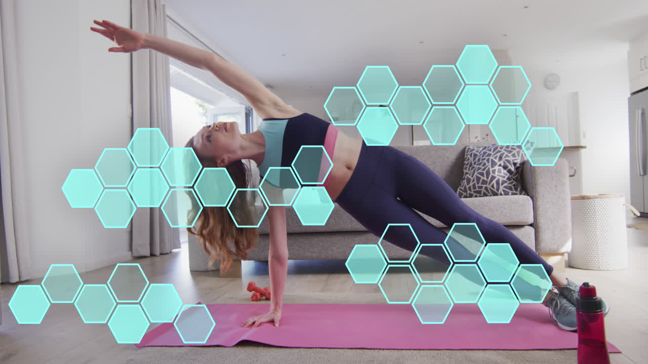 집에서 운동하고 요가를 연습하는 백인 여성에 대한 데이터 처리의 애니메이션