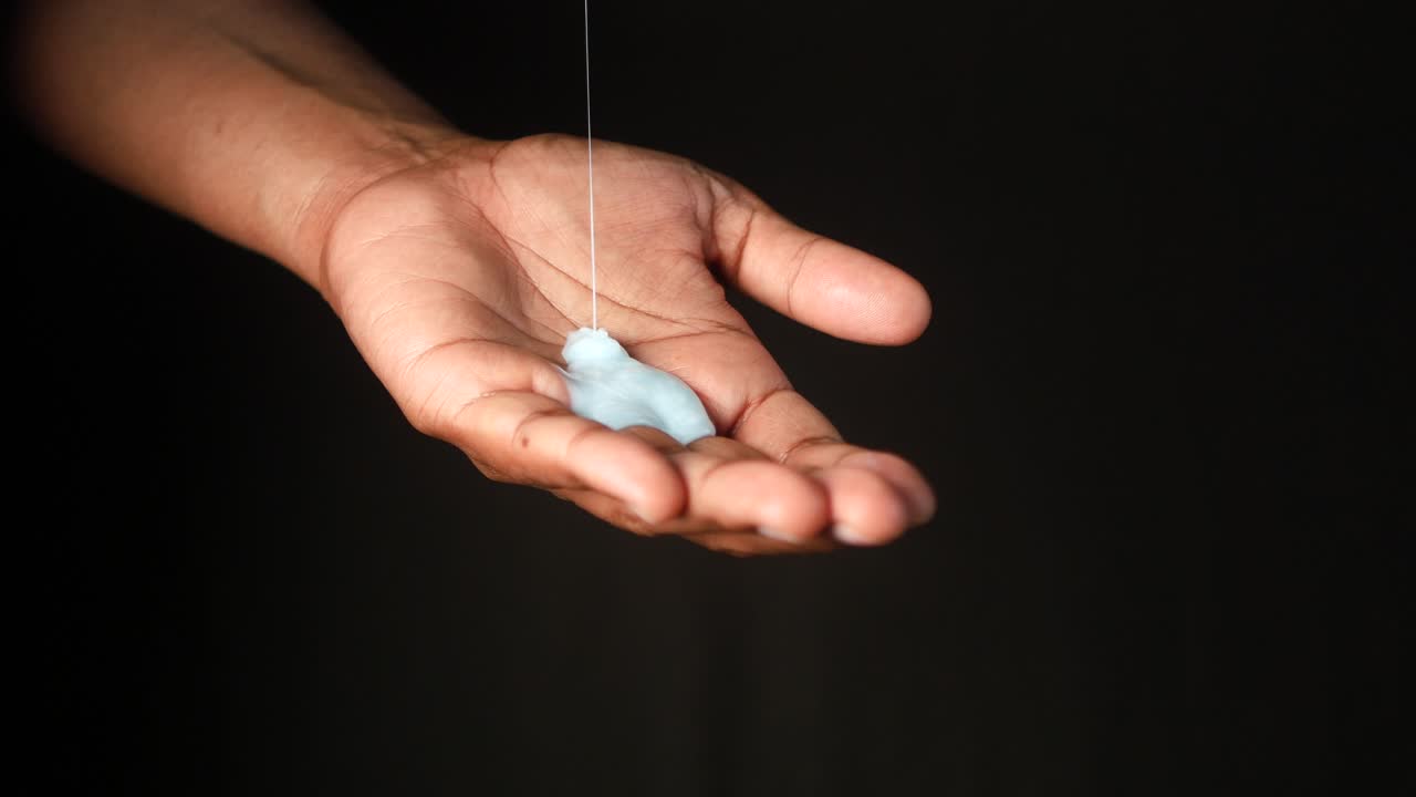 로션 을 적용 하는 여자 의 손