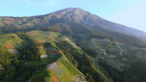 vista aérea del monte sumbing, en indonesia