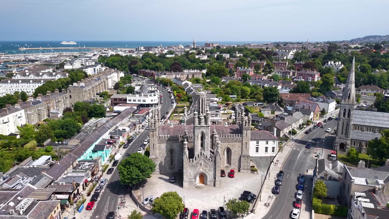 Dun Laoghaire Dublino, vista aerea a volo d'uccello della Chiesa di Monkstown, punto di riferimento storico e lungomare, soleggiato