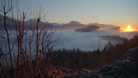 Bled-Eslovenia-Capturada-Al-Amanecer-En-La-Naturaleza-Con-Hermosas-Montañas-Y-Paisajes-Cubiertos-De-Niebla-Y-Agradables-Colores-Dorados-Filmados-En-Movimiento-Dinámico-Con-Una-Cámara-En-Un-Gimble