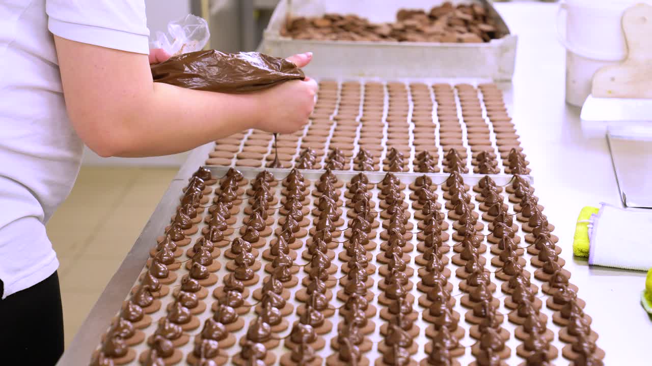 exprimir el chocolate ganache en el macarrón - galleta sándwich