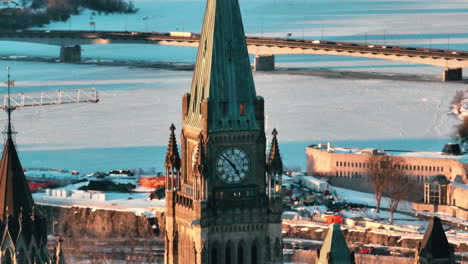 Río-Congelado-De-Ottawa-Y-Torre-De-La-Paz-Del-Parlamento-En-Canadá