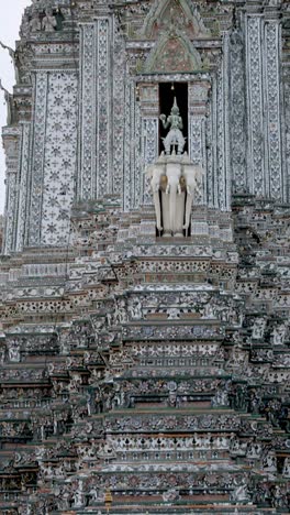 vista detallada de la belleza arquitectónica de wat arun