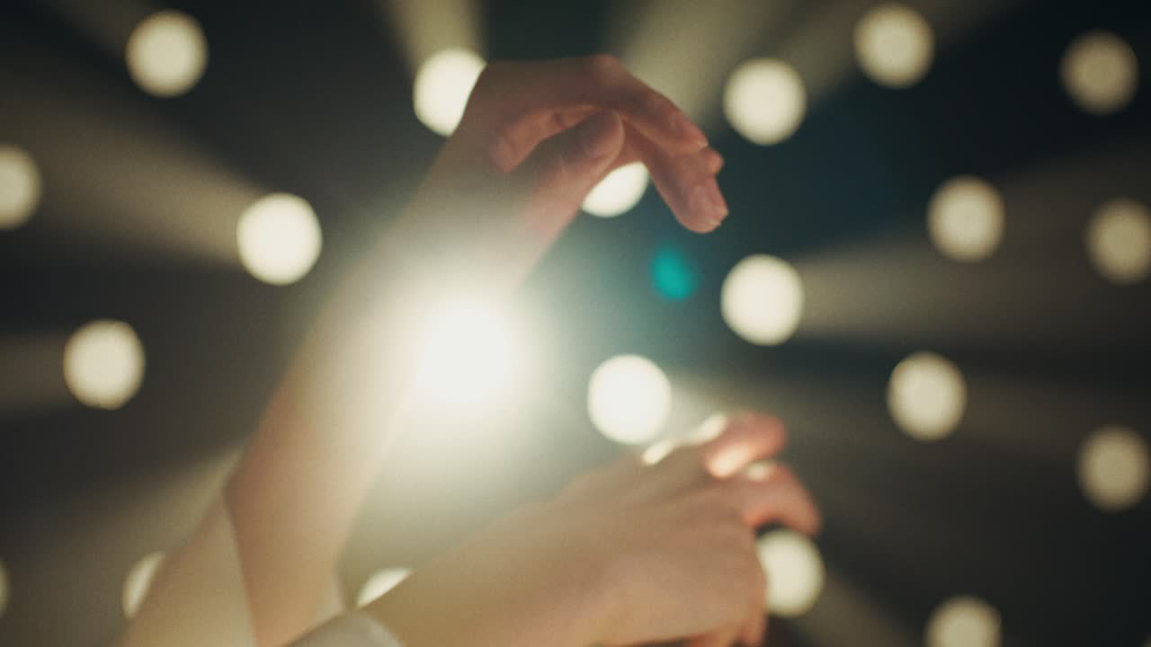 Primo piano delle mani di una donna