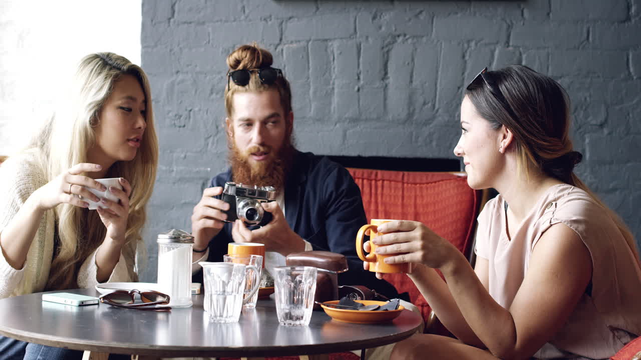 레트로 빈티지 카메라로 사진을 찍는 사진작가