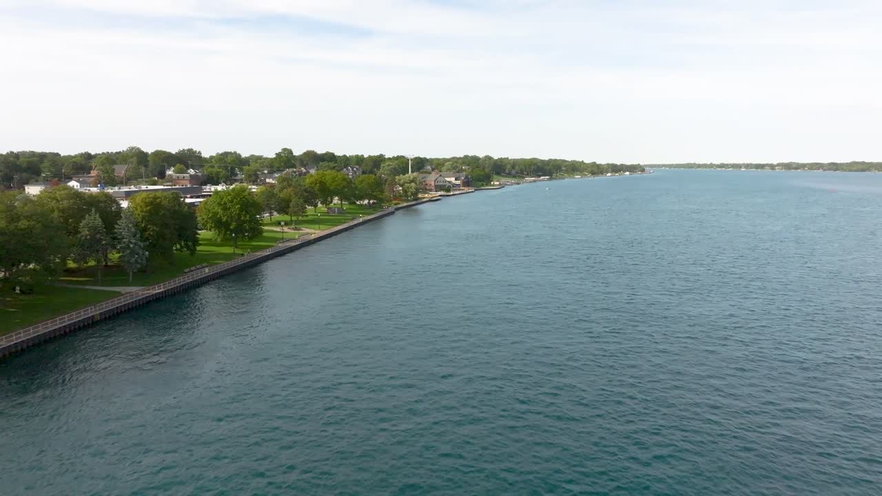 Drönarflygning norrut över Saint Clair River som visar strandpromenaden vid Palmer Park i Saint Clair, Michigan