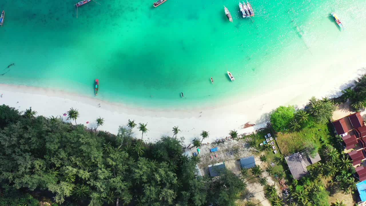 Tranquilla spiaggia sabbiosa isolata sulla costa della Thailandia con acqua di mare turchese, sfondo tropicale vibrante.