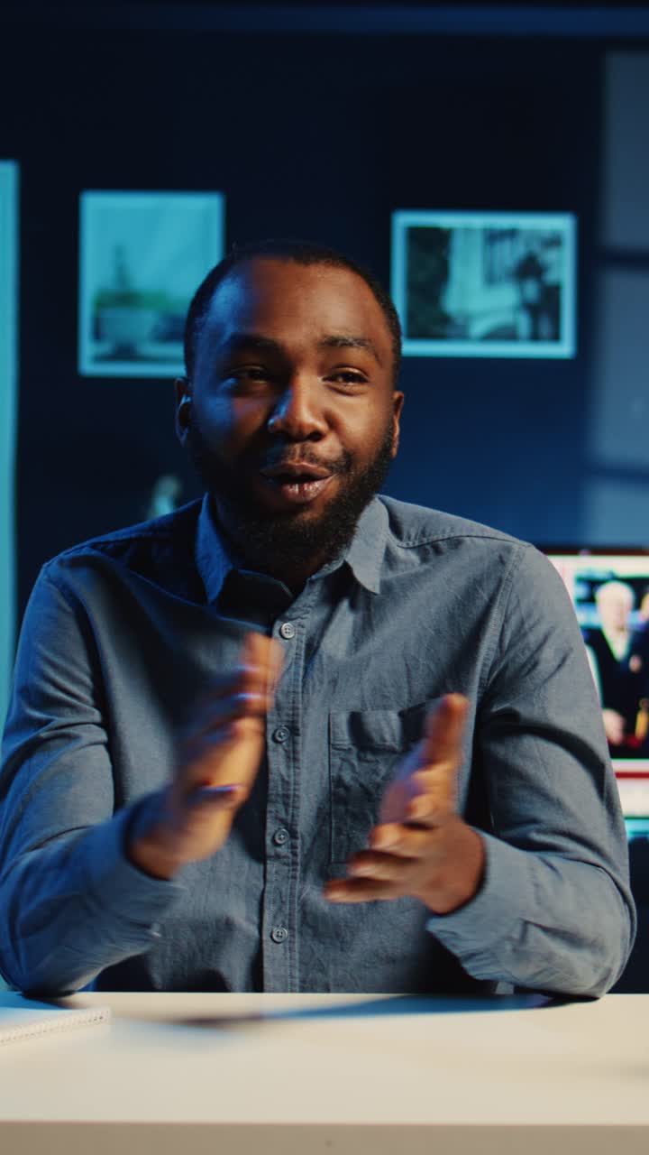 Vertical video Influencer talks with viewers in q&a