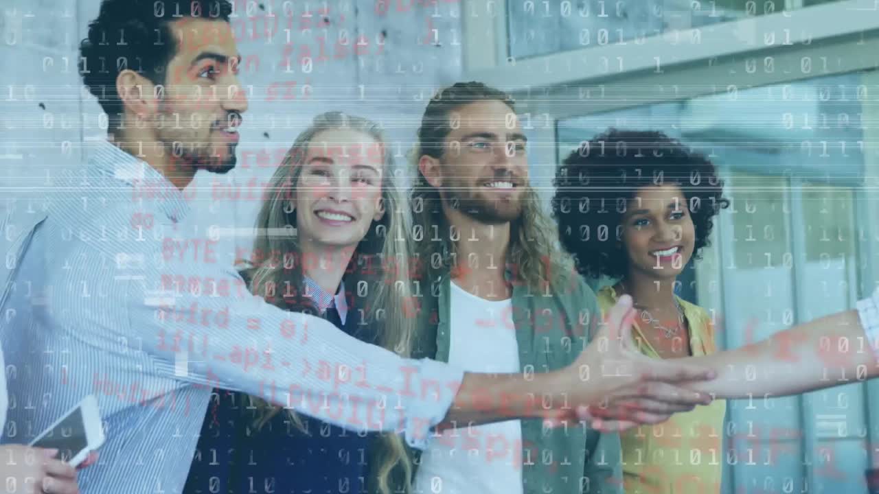 animación del procesamiento de datos sobre personas de negocios felices que se dan la mano