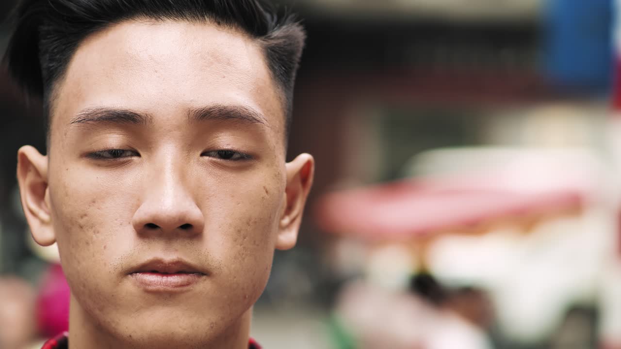 젊은 베트남 남자의  ⁇ 드헬드 비디오 쇼