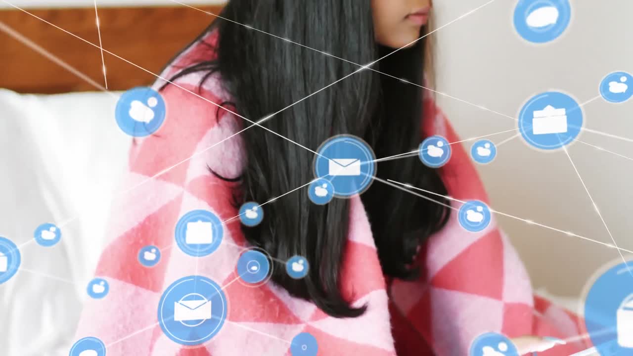 집에서 침대에 앉아 스마트폰을 사용하는 두 인종 여성에 대한 디지털 아이콘 네트워크의 애니메이션