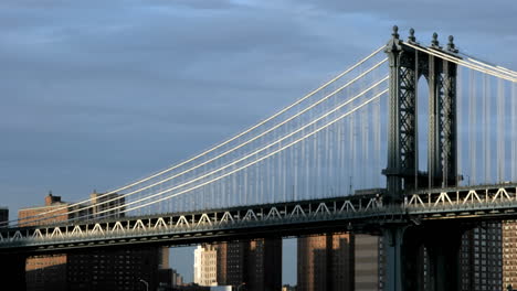 Cremalleras-De-Tráfico-Acelerado-A-Través-Del-Puente-De-Manhattan-Bajo-Un-Cielo-Nublado-Que-Se-Oscurece-Y-Una-Espesa-Niebla