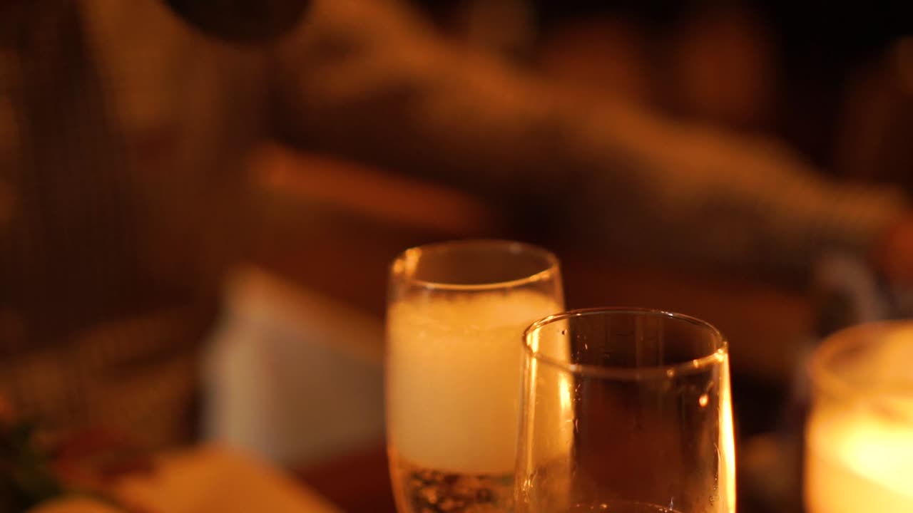 클로즈업 - 기념일 - 고급 레스토랑에서 샴페인 한 잔 붓기