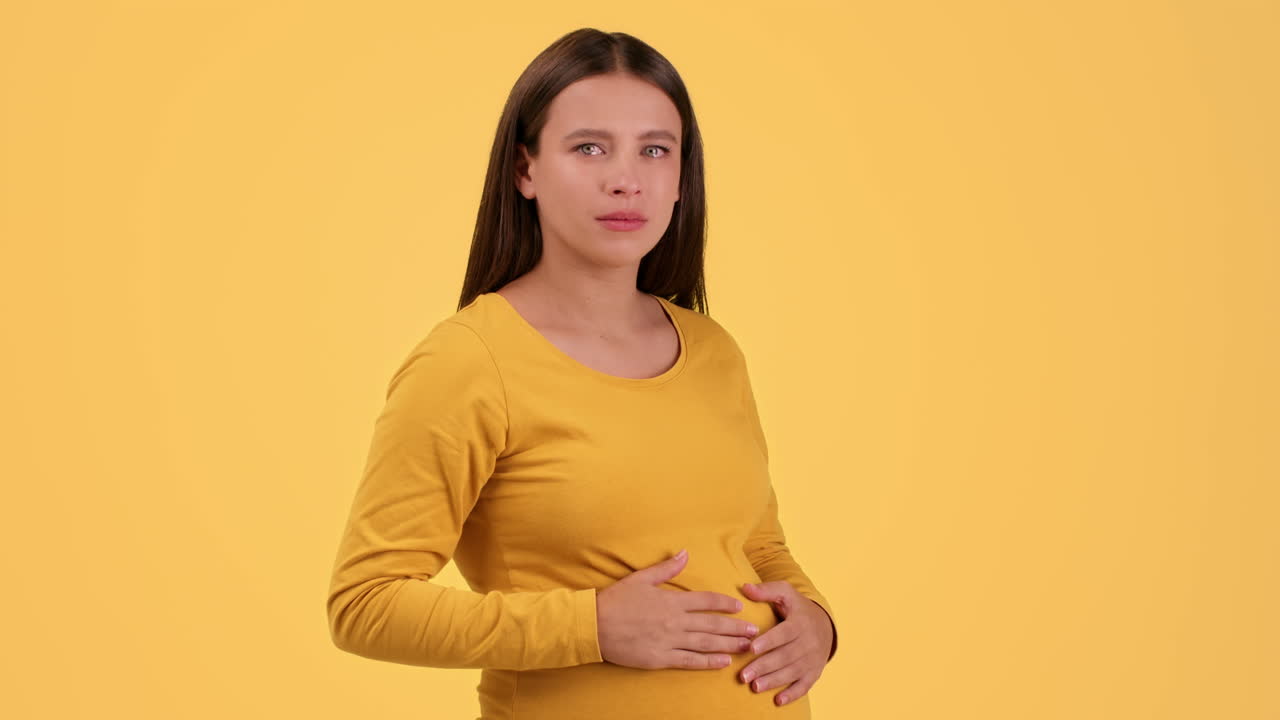 임신 중 여성이 불편을 겪고 있습니다.