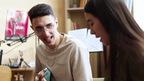 amigos improvisando una canción