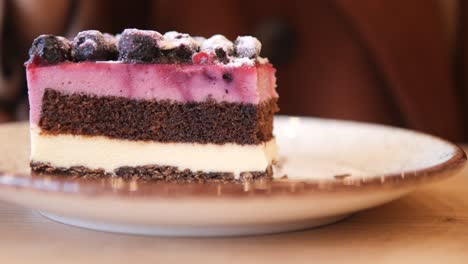 primer plano de una deliciosa rebanada de pastel de arándanos con un tenedor