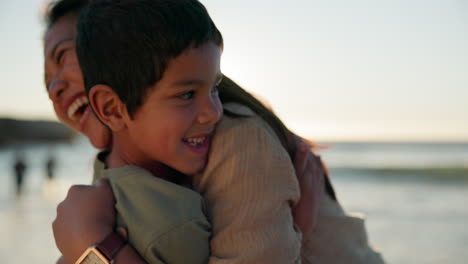 niño, abrazo y playa con el padre