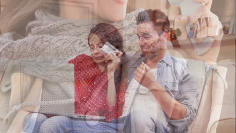 animación de una mujer sobre una pareja caucásica usando una computadora portátil para comprar en línea.
