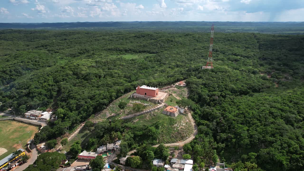 toma de drone de rotación de la ermita principal en tekax yucatan méxico