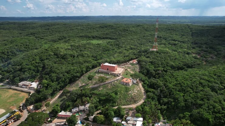 Ripresa drone rotazionale dell'ermita principale a Tekax Yucatan, Messico