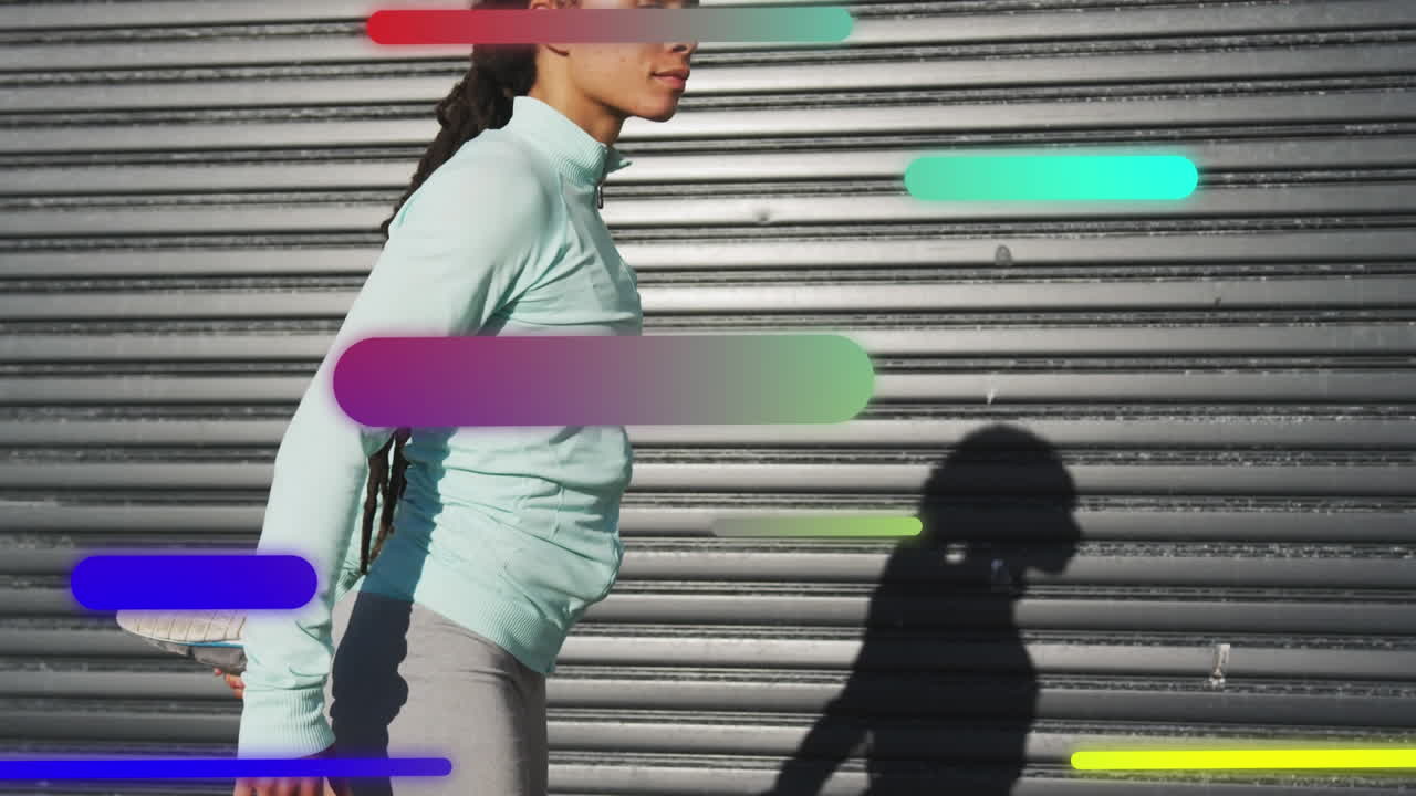 animación de formas coloridas flotantes sobre una mujer haciendo ejercicio afuera