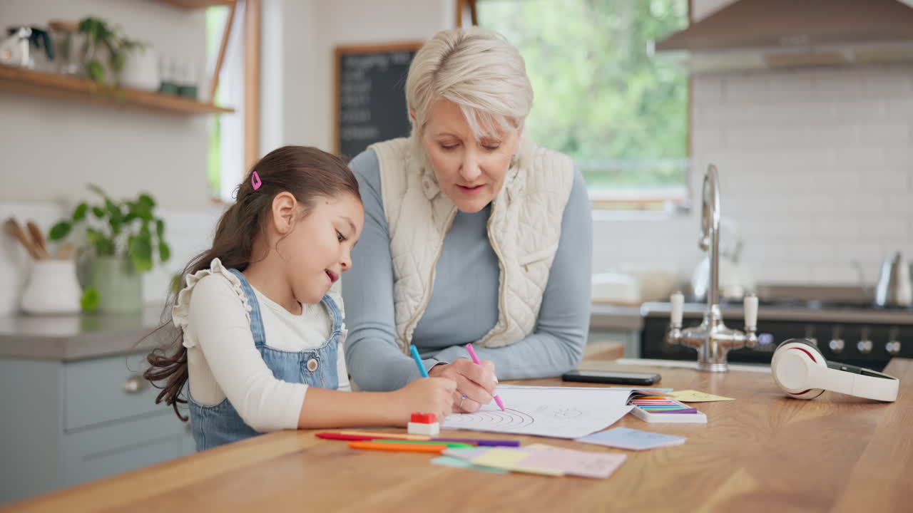 abuela ayudando a un niño con su tarea