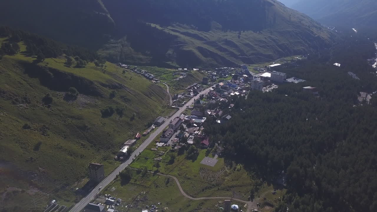 산 마을의 공중 풍경