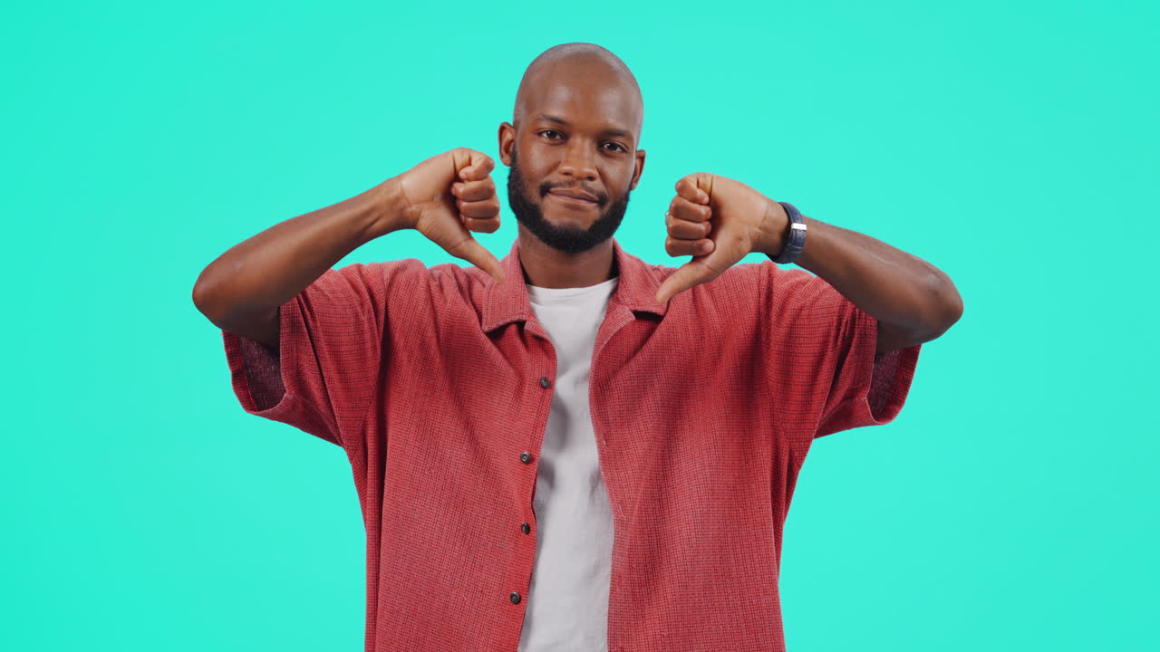 pulgares hacia abajo, cara y manos de hombre negro para no